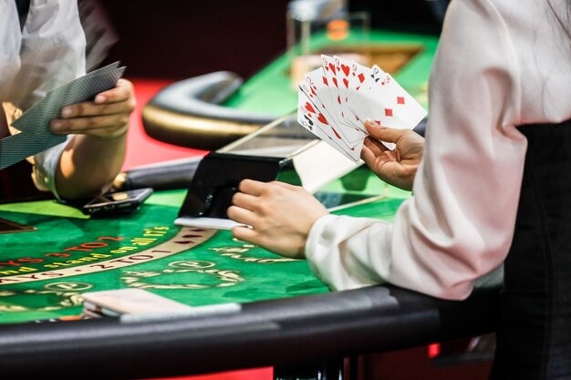 Hasil permainan Three Card Poker dengan perbandingan kartu pemain dan dealer